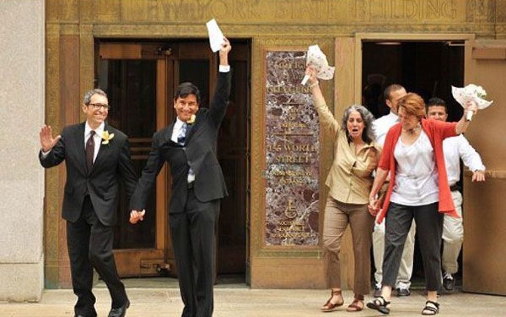 США, Нью-Йорк. Одностатеві пари виходять з офісу міського клерка після укладання шлюбів в Нью-Йорку. 24 червня Нью-Йорк став шостим містом в США, який дозволив одностатеві шлюби. / © AFP