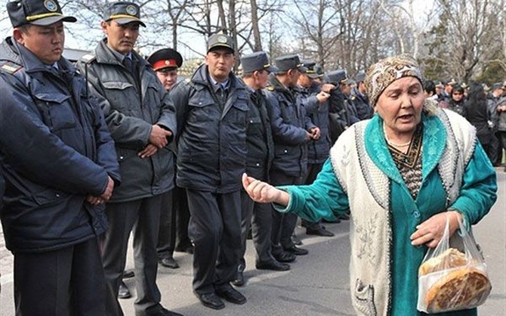 Киргизстан, Бішкек. Родичі ув&#039;язнених, які почали голодування у в&#039;язницях Киргизстану, розмовляють з правоохоронцями під час акції протесту в Бішкеку. Близько 100 людей зібралися перед будівлею уряду у столиці Киргизстану із вимогами помилувати ув&#039;язнених і переглянути їхні кримінальні справи. / © AFP