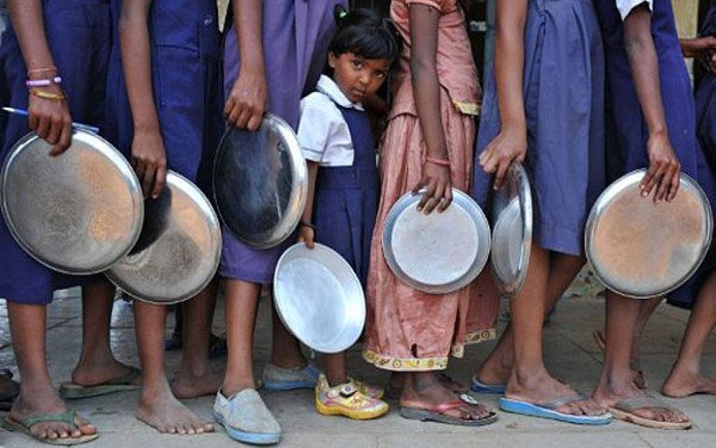 Індія, Хайдарабад. Індійські школярі чекають в черзі на свій обід в державній початковій школі на околиці Хайдарабада. В Індії почався новий навчальний рік. / © AFP