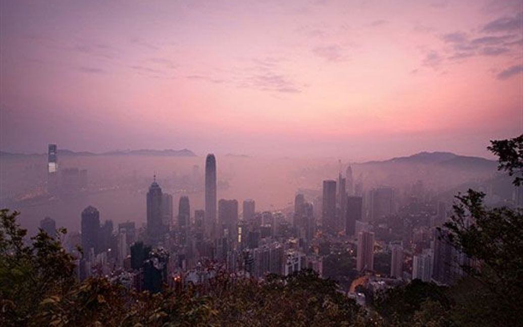 Китай, Гонконг. Ранковий туман над Гонконгом. / © AFP