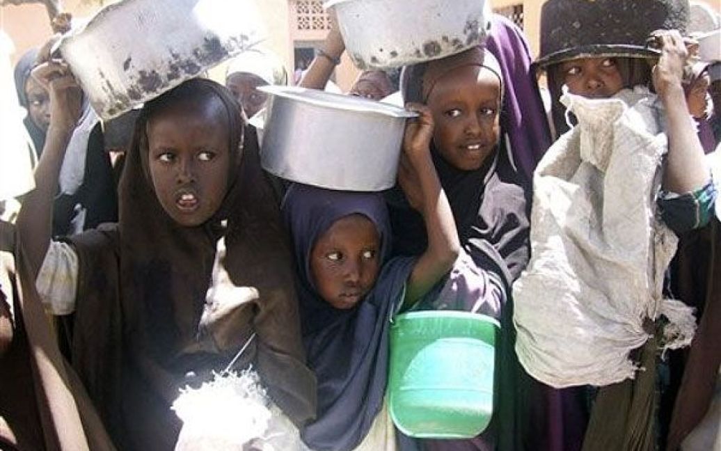 Сомалі, Могадішо. Сомалійські діти чекають на їжу у центрі поширення допомоги і годування від місцевих неурядових організацій. Працівники центру розповіли, що щодня вони годують майже 2500 людей, які є вимушеними переселенцями. / © 