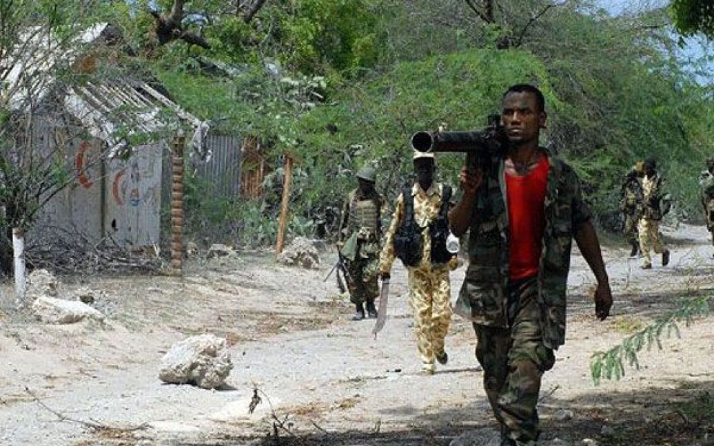 Сомалі, Могадішо. Сомалійські солдати урядової армії та солдати з контингенту Бурунді займають нові позиції у південному Могадішо. Під час зіткнень між сомалійськими урядовими силами та ісламістськими повстанцями за контроль над головним ринком Могадішо, загинули щонайменше 17 мирних жителів. / © AFP