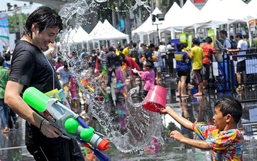 У Бангкоку на святкування Cонгкрана &mdash; тайського Нового року &mdash; влаштували масову перестрілку водяними пістолетами. / © AFP