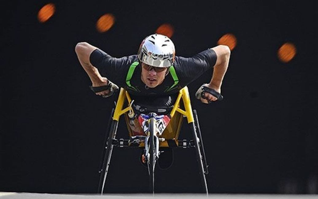 Великобританія, Лондон. Спортсмен на інвалідному візку бере участь у Лондонському марафоні. / © AFP