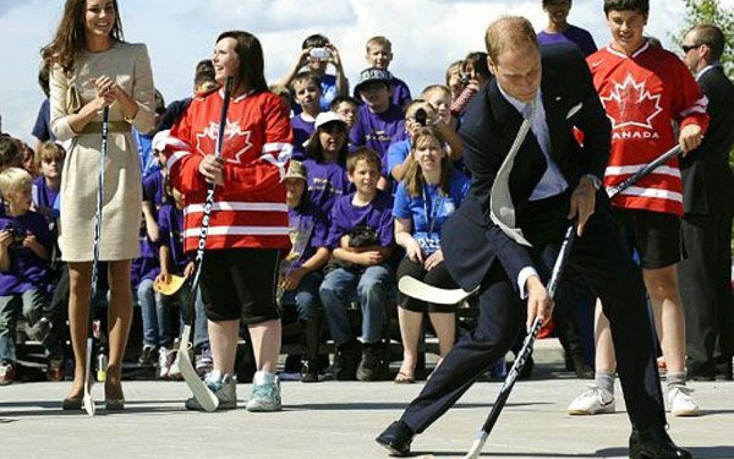 Канада, Йеллоунайф. Герцогиня Кембриджська Кейт спостерігає, як її чоловік британський принц Вільям грає у вуличний хокей під час візиту до міста Йеллоунайф в Канаді. / © AFP