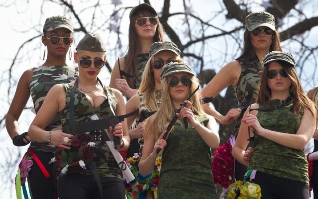 Активістки жіночого руху FEMEN провели топлес-акцію підтримки дівчат з російського руху "Армія Путіна" / © censor.net