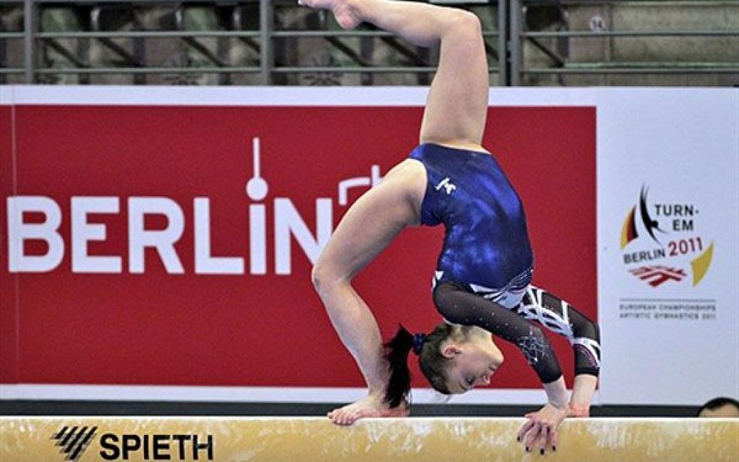 Німеччина, Берлін. Італійська гімнастка Елізабетта Пресіоза виступає під час тренування на Чемпіонаті Європи з гімнастики у Берліні. / © AFP
