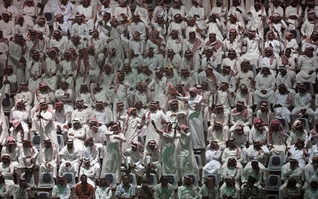 Саудівська Аравія, Ер-Ріяд. Саудівські чоловіки відвідують фестиваль спадщини та культури оперети Джанадрія у столиці Саудівської Аравії Ер-Ріяді. / © AFP