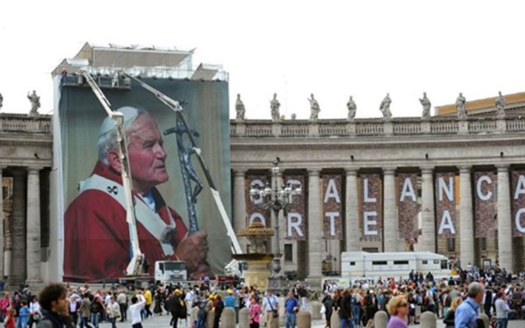 Ватикан. Встановлення величезного портрету Папи Іоанна Павла ІІ на площі Святого Петра. Першого травня у базиліці Святого Петра відбудеться церемонія беатифікації Папи Іоанна Павла ІІ, на якій наполягали більше 1,1 мільярдів католиків з усього світу. / © AFP