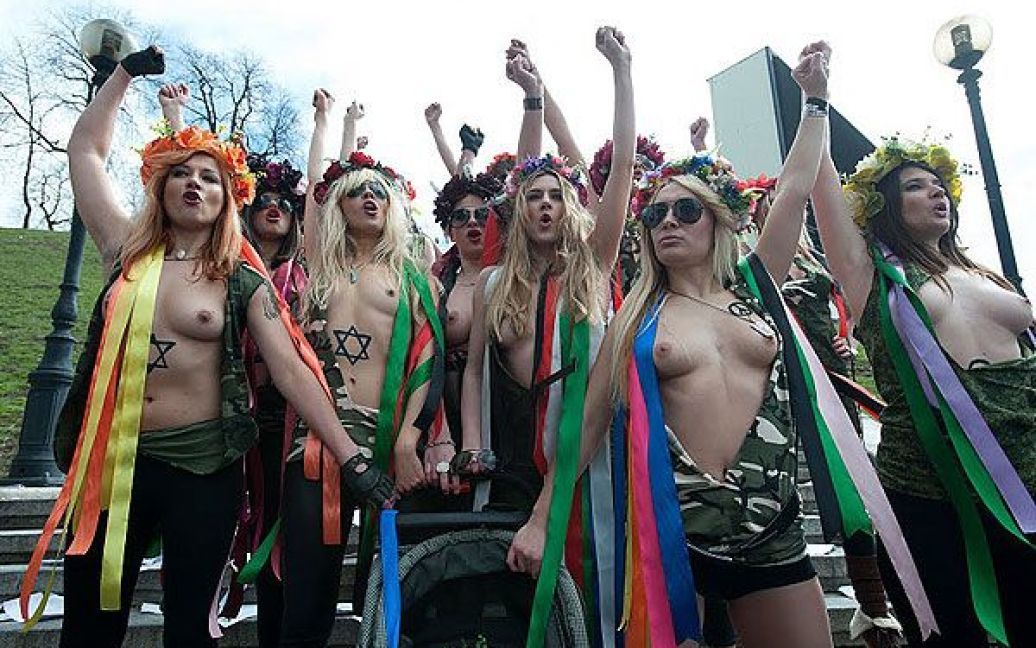 Рух FEMEN присвятив акцію "Фашизофренія" у Києві Міжнародному дню визволення в&#039;язнів фашистських концтаборів. / © Жіночий рух FEMEN