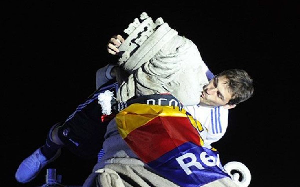 Іспанія, Мадрид. Голкіпер і капітан мадридського "Реала" Ікер Касільяс цілує статую Сібелес у Мадриді після того, як "Реал" виграв Кубок Іспанії у матчі проти "Барселони". / © AFP