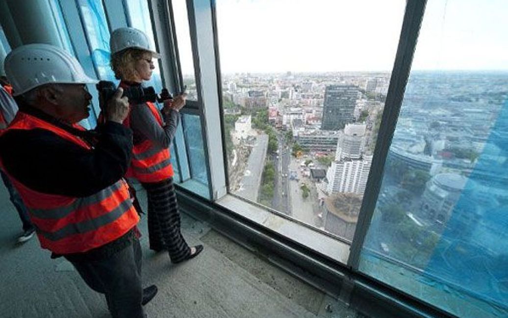 Німеччина, Берлін. Журналісти відвідують майбутній президентський номер в розкішному готелі "Уолдорф-Асторія", який будують у вежі Zoofenster в Берліні. 118-метровий 32-поверховий хмарочос матиме 242 номери, а також офіси і торговий центр. Будівництво коштуватиме 200 млн євро. / © AFP