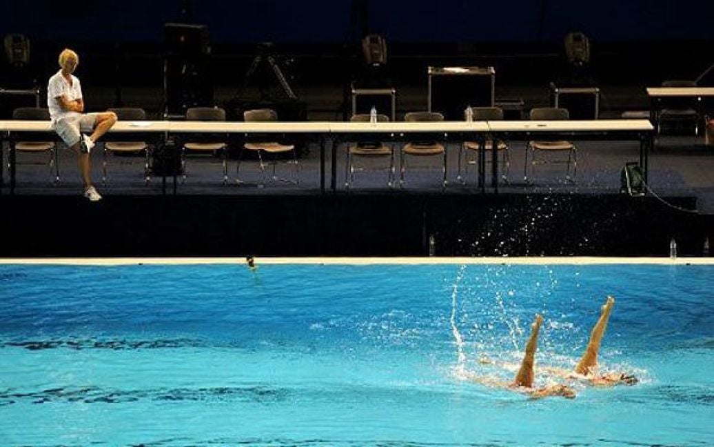 Китай, Шанхай. Члени збірної Швейцарії з синхронного плавання тренується перед виступом у Шанхайському спортивному центрі на Чемпіонаті світу з плавання FINA в Шанхаї. / © AFP