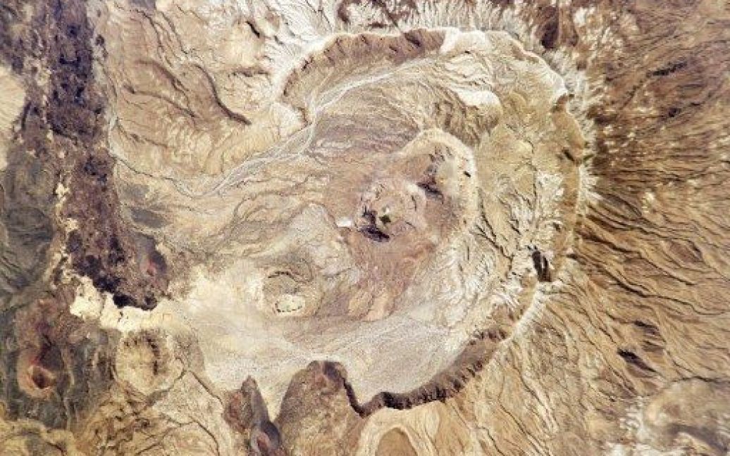 Американський супутник NASA "зазирнув" у жерло вулкана Набро в Еритреї, який почав вивергатися 13 червня / © AFP
