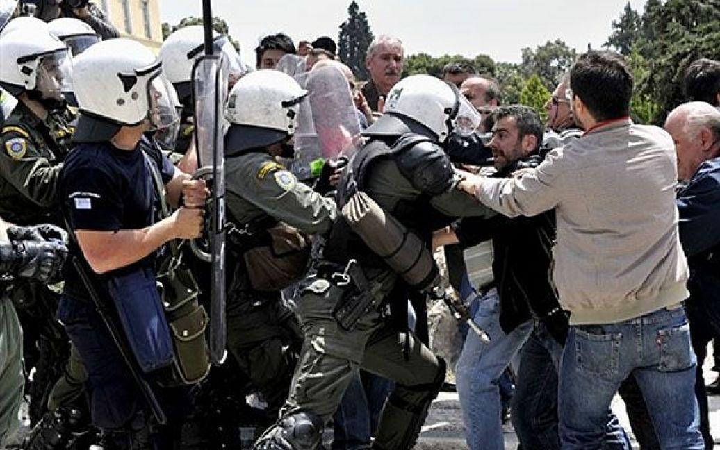 Греція, Афіни. Зіткнення між поліцією та муніципальними службовцями сталися, коли мітингувальтники  спробували прорвати поліцейський кордон перед парламентом Греції. В Афінах провели акцію протесту проти суворих урядових заходів економії. / © AFP