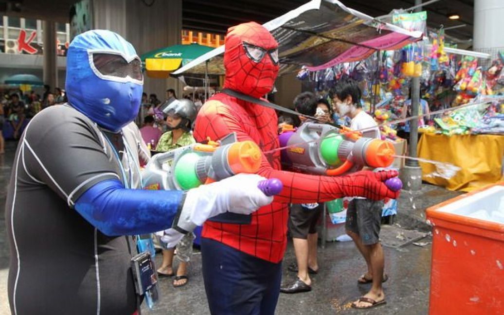 У Бангкоку на тайський Новий рік влаштували рекордну перестрілку водяними пістолетами. / © The Bangkok Post