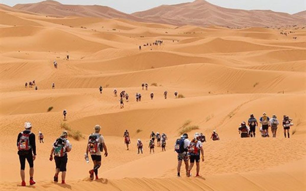 Учасники Піщаного марафону повинні були подолати бігом або пішки 250 км пустелею / © AFP
