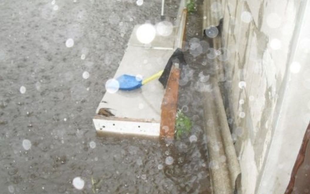 Через сильний дощ підтопило мікрорайон Бортничі, води було по коліно, затопило сараї та будинки. / © Gazeta.ua