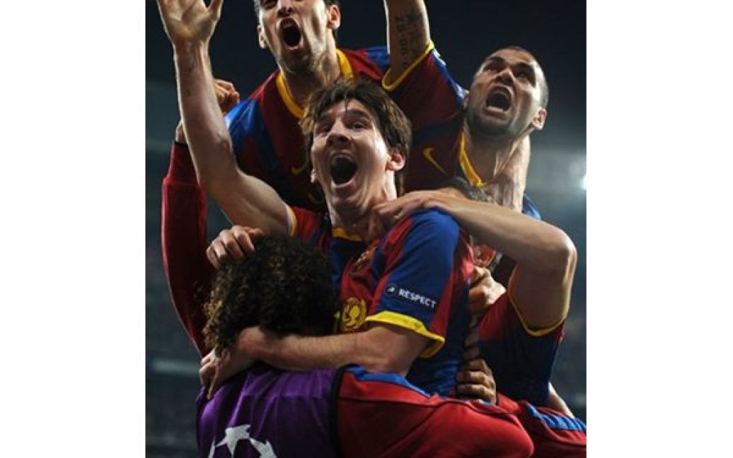 Іспанія, Мадрид. Гравці футбольного клубу "Барселона" святкують перемогу своєї команди у матчі Ліги Чемпіонів над клубом "Реал". / © AFP