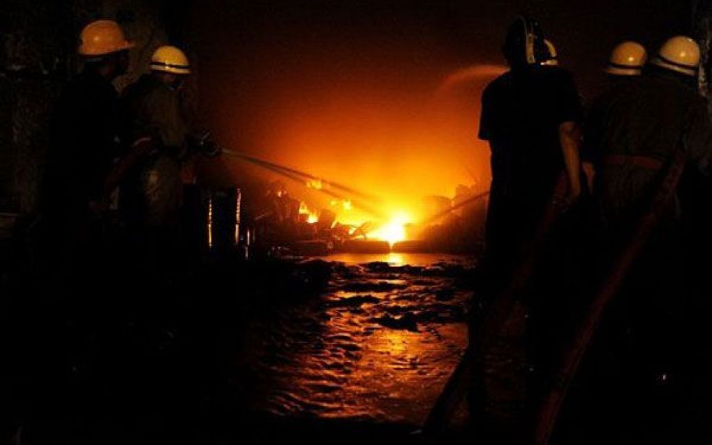 Індія, Ахмедабад. Працівники пожежної та аварійної служб міста ведуть боротьбу з великою пожежею, яка сталась на хімічному заводі в місті Ахмедабад. Близько 28 автоцистерн з водою були використані, аби приборкати вогонь на заводі, де зберігалися тонни займистих речовин. / © AFP