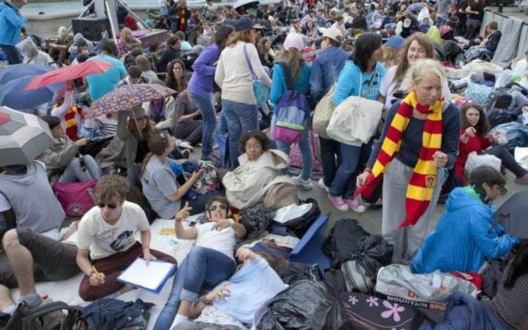 Тисячі шанувальників Гаррі Поттера розгорнули на Трафальгарській площі в Лондоні наметове містечко та прагнуть роздобути місця в перших рядах глядачів. / © AFP
