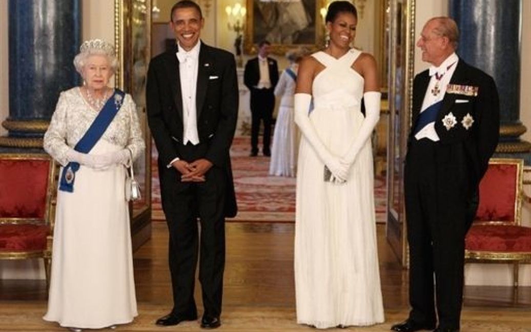 Великобританія, Лондон. Британська королева Єлизавета II і президент США Барак Обама, а також перша леді США Мішель Обама і принц Філіпа, герцог Единбурзький позують в музичній кімнаті Букінгемського палацу. Барак Обама з дружиною Мішель відвідали Великобританію з дводенним державним візитом. / © AFP