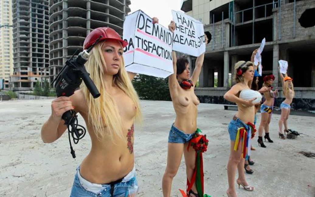 Жіночий рух FEMEN провів на київській довгобудові топлес-протест "Голі стіни". / © Жіночий рух FEMEN