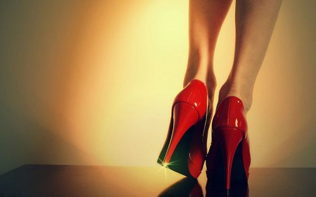 Одвічна проблема усіх жінок - які туфлі краще вдягти / © 