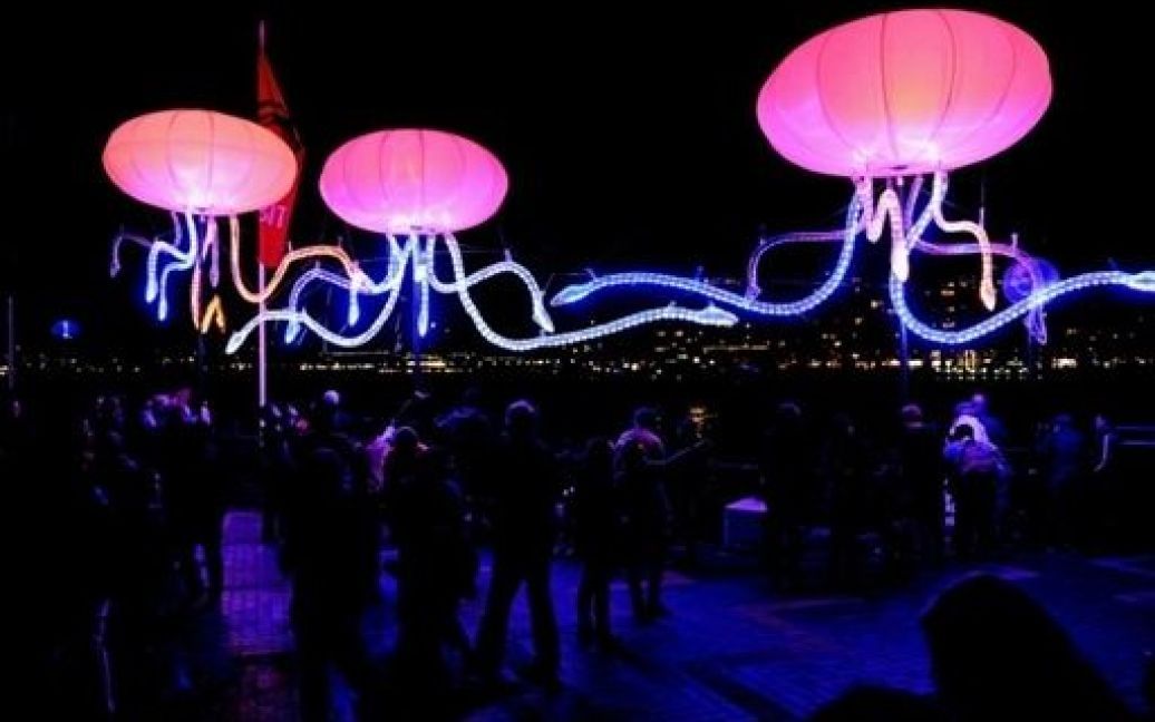 Австралія, Сідней. Глядачі проходять повз світлову інсталяцію під назвою "Jellight" під час запуску шоу Яскравий Сідней, яка є найбільшим фестивалем світла та музики у південній півкулі. / © AFP