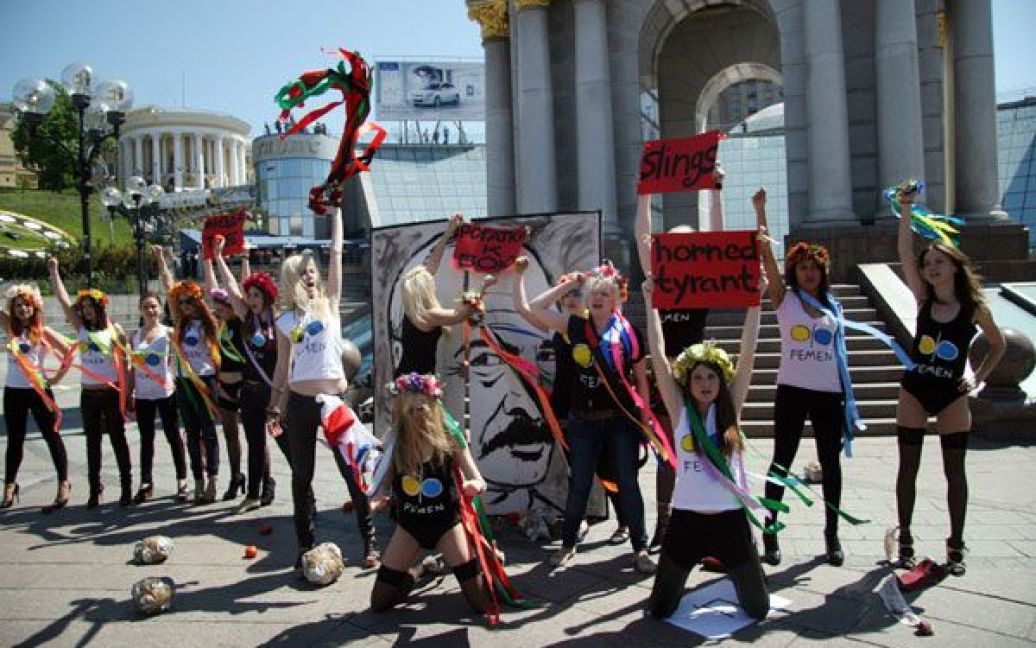 Активістки жіночого руху FEMEN провели на Майдані Незалежності в Києві акцію "Рогатки до бою!" на підтримку жертв "кривавої неділі" в Білорусі. / © Жіночий рух FEMEN
