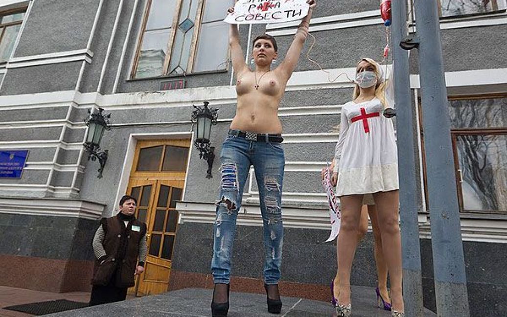 Топлес-протест FEMEN "У мене рак, міністре дурак!" проти наслідків Чорнобильської катастрофи і епідемії онкозахворювань в Україні. / © Жіночий рух FEMEN