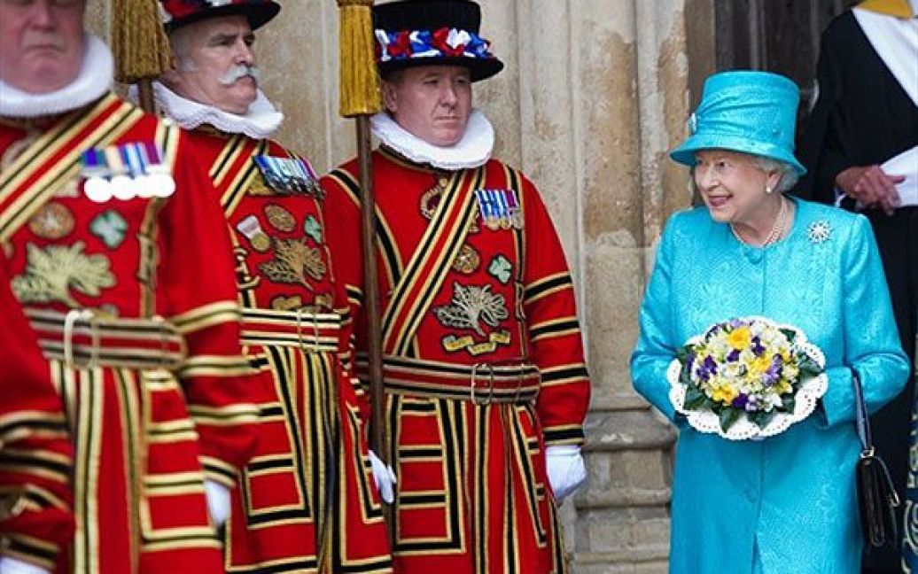 Великобританія, Лондон. Британська королева Єлизавета II оглядає охоронців перед Вестмінстерським абатством у Лондоні, де відбулась велика служба на честь 85-річчя королеви. / © AFP