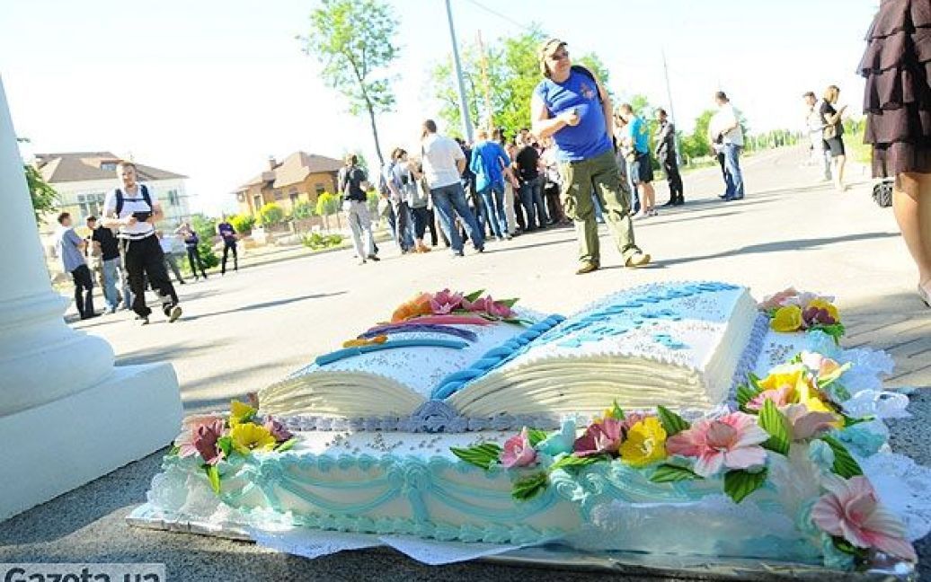 Торт для журналістів залишився на сходах комендатури Межигір&rsquo;я / © gazeta.ua