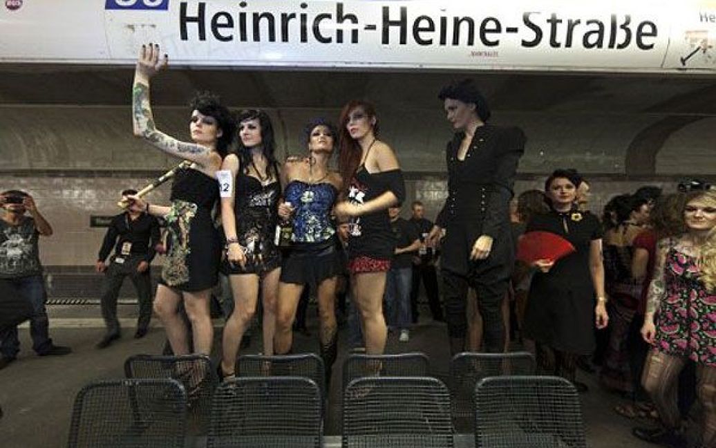 Шоу-показ моди "Underground Catwalk" провели у берлінському метро. / © AFP