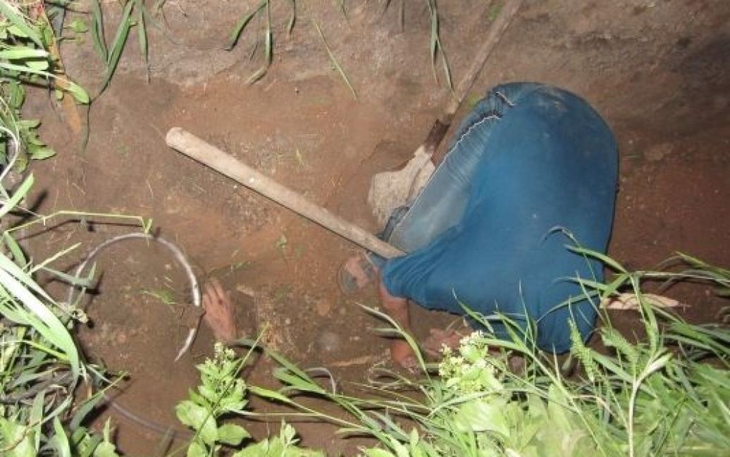 В гробу був шланг, але він практично відразу забився землею. / © gazeta.ua