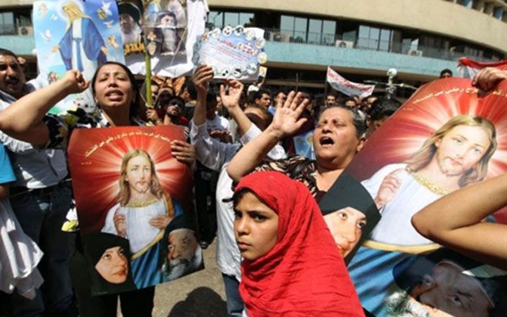 Єгипет, Каїр. Єгипетські християни і мусульмани протестують перед будівлею державного телебачення в Каїрі. Акцію провели проти недавніх спроб викликати конфлікт між протиборчими угрупуваннями в країні, тоді як уряд обіцяв забезпечити національну безпеку. / © AFP