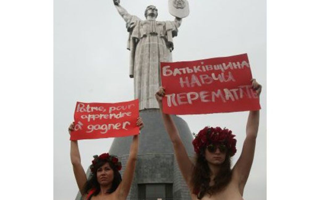 Жіночий рух FEMEN присвятив Дню Перемоги топлес-акцію "Батьківщина-мати, навчи перемагати!" / © УНІАН
