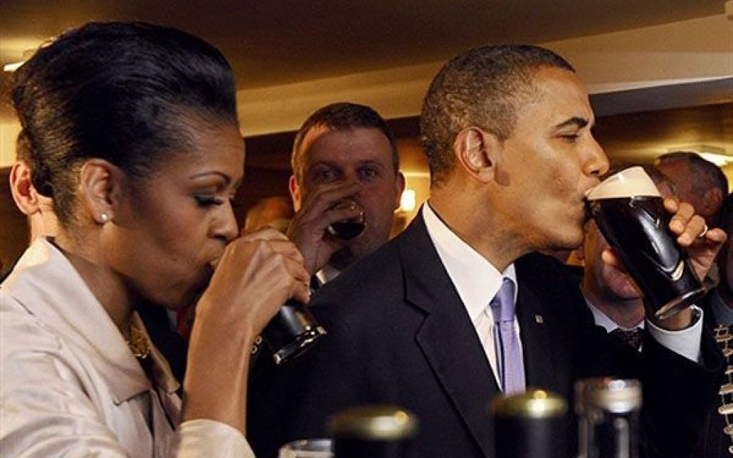 Барак Обама з дружиною Мішель скуштували пива Guinness в одному з двох пабів Монігалла. / © AFP