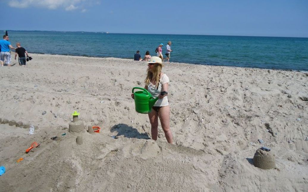 Одні згрібали лопатою пісок, інші відрами носили воду, треті формували художні витвори. / © extreme-insider.de