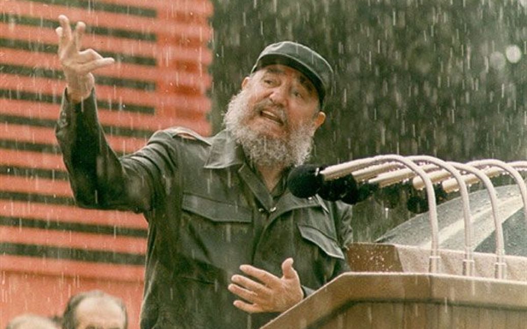 1 серпня 2006 року Фідель Кастро тимчасово делегував свої повноваження молодшому братові Раулю. / © AFP