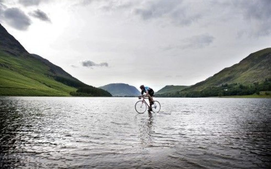 Британський підліток проїхався по озеру на велосипеді / © The Daily Mail