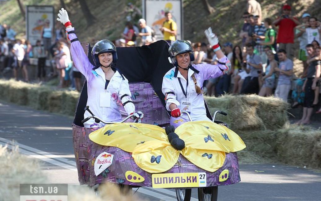 В Києві провели грандіозні перегони &mdash; шоу-ралі на саморобних автомобілях "Red Bull Ралі на тарантасах". / © 