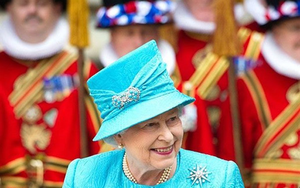 Великобританія, Лондон. Британська королева Єлизавета II виходить з Вестмінстерського абатства в центрі Лондона після великої королівської служби з нагоди святкування її 85-річчя. / © AFP