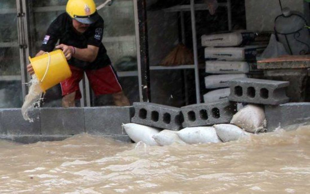 Безперервні зливові дощі на півдні Таїланду викликали катастрофічну повінь, від якої постраждав понад 1 мільйон осіб. / © monstersandcritics.com