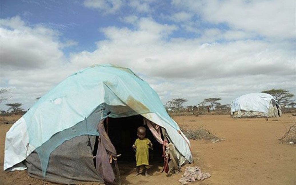 Кенія, Дадаабе. Сомалійська дитина стоїть у наметі табору біженців Дадаабе. У найбільшому в світі таборі біженців Дадаабе мешкають сотні тисяч сомалійців, переміщених в результаті десятилітньої війни. / © AFP