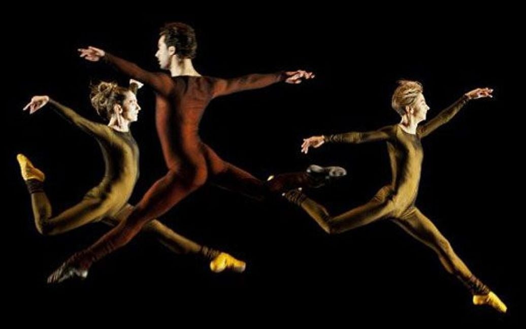 Колумбія, Калі. Танцюристи з бразильського балету Corpo виступають на 5-ому Міжнародному фестивалі балету в Калі. У фестивалі беруть участь 9 міжнародних труп з 10 країн світу. / © AFP
