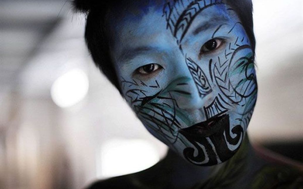 Китай, Чунцин. Модель готується показати своє тіло, розфарбоване художниками з Нової Зеландії та Китаю, під час фестивалю боді-арту в місті Чунцин. / © AFP