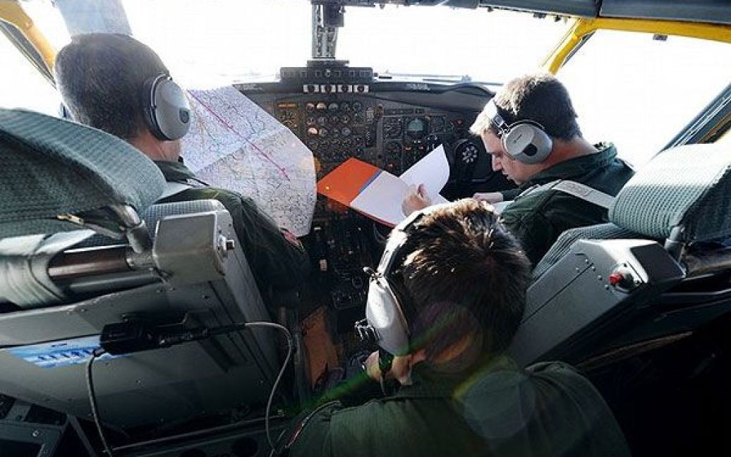 Екіпаж ВПС Франції перевіряє карти, сидячи на борту танкера для заправки літаків Boeing C-135 під час проведення операції у рамках військових дій проти Лівії. / © AFP
