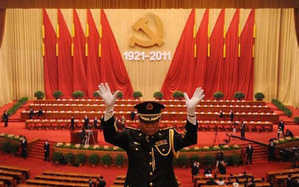 Китай, Пекін. Китайські військові музиканти готуються у Великому залі народних зібрань в Пекіні до початку святкування 90-річчя Комуністичної партії Китаю. / © AFP