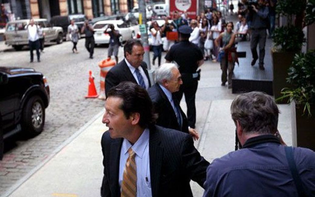 США, Нью-Йорк. Колишній глава МВФ Домінік Стросс-Кан прямує до свого помешкання після судового засідання в Нью-Йорку. Стросс-Кан чекає суду за звинуваченнями у сексуальному насильстві. / © AFP